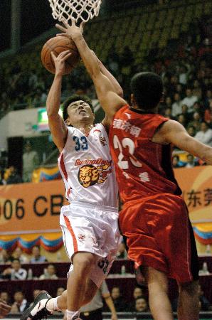 阿诺德西甲适应困难，肌肉损伤频繁，体能与技术对抗不适应，皇马医疗团队“伤仲永”魔咒再现。（阿诺德西甲适应受阻：肌肉伤频发、对抗节奏难匹配，皇马医疗“伤仲永”魔咒再现）