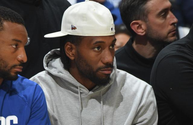 KD自己都笑了！杜兰特假摔造东契奇犯规 随后自己与卢卡都笑了（KD都乐了：杜兰特假摔骗到东契奇犯规，随后与卢卡相视而笑）