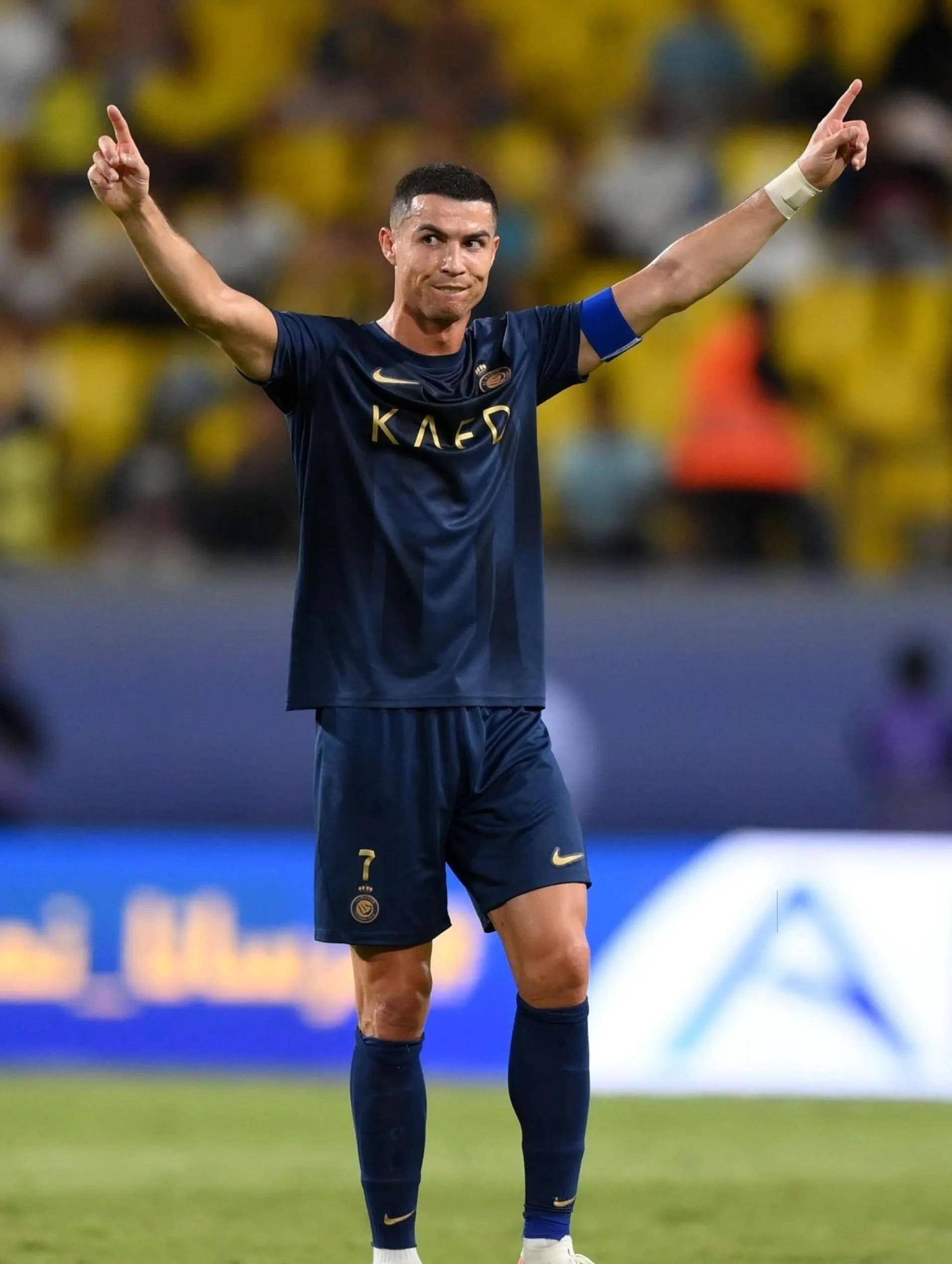 足球欧洲豪门爆发争吵，队内矛盾浮出水面（欧洲足坛豪门更衣室冲突升级，内部矛盾浮现）