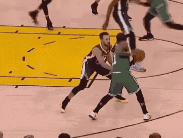 老鹰官宣签下中锋马利克-威廉姆斯双向合同（亚特兰大老鹰宣布与中锋马利克·威廉姆斯签订双向合同）