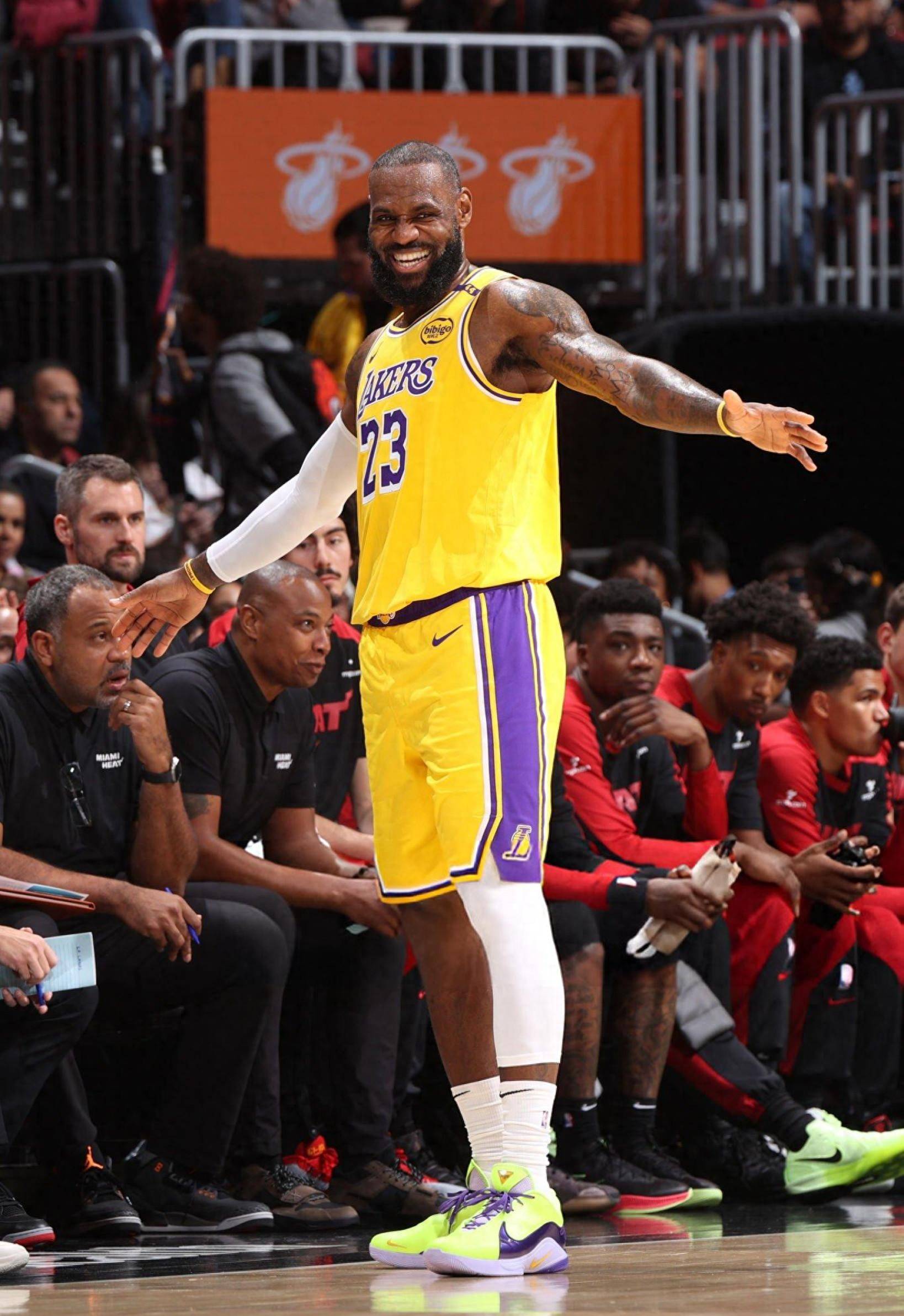 教练亲自上了？丁伟拿着球不给古德温 延阻对手发球（教练亲自干预？丁伟握球拒还古德温，拖延对方发球）