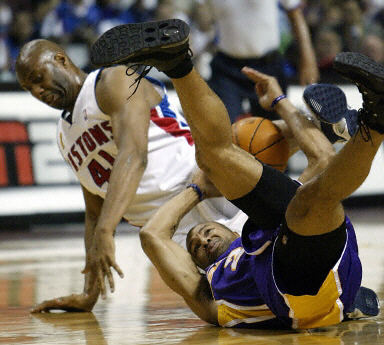 字母30+15+8难救主，唐斯打铁8中2布伦森37分，尼克斯送雄鹿7连败（字母哥30+15+8无力回天，唐斯8投仅2中，布伦森37分助尼克斯送雄鹿7连败）