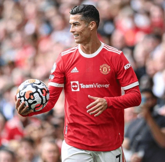 TyC记者：斯卡洛尼将带着大力神杯参加世界杯抽签仪式（据TyC记者报道，斯卡洛尼将携大力神杯出席世界杯抽签仪式）