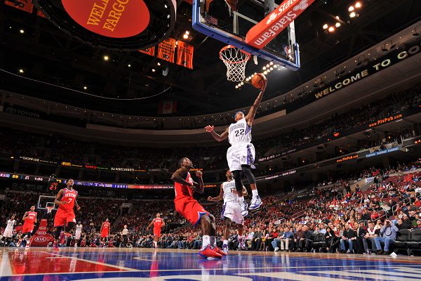 扛起进攻！鲍威尔半场10中5砍全队最高16分 罚球6中5（火力全开！鲍威尔半场投篮10投5中、罚球6罚5中轰下全队最高16分）