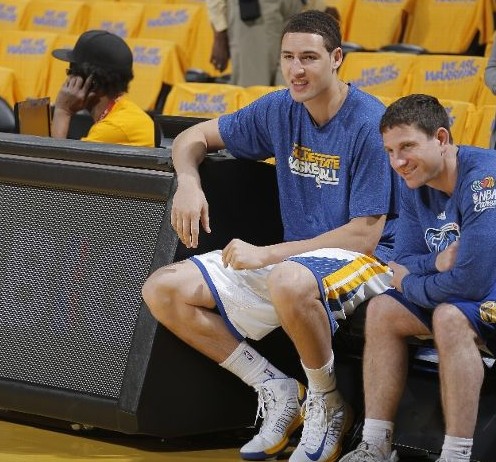 媒体人：是否可以开始考虑把库里送去黄蜂？用三球加几个选秀权换（媒体人提议：库里要不要被交易到黄蜂？用拉梅洛·鲍尔外加多个选秀权作为筹码）