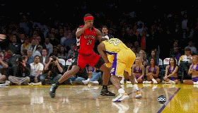 篮球鞋气垫与缓震差异解读（篮球鞋气垫与缓震：区别解析）