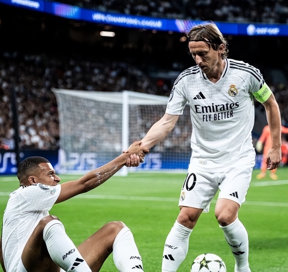 太阳报：一名巴西球员在泰国酒吧试图逃单，并殴打了女老板（太阳报称：一名巴西球员在泰国酒吧企图逃单并殴打女店主）