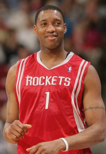 国安球员列队欢迎两位久违强援入队，中超金靴意外领衔，值得期待（两位久违强援归队获国安将士列队相迎，中超金靴意外打头阵，看点十足）