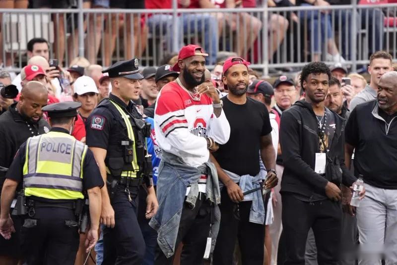 埃贝尔：凯恩已是足坛最伟大球员之一，未来他能竞争金球奖（埃贝尔：凯恩已跻身足坛顶尖，未来有望冲击金球）