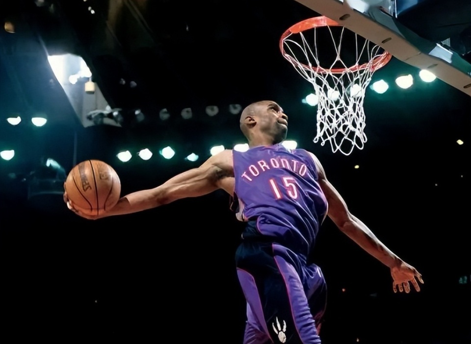 国脚伤愈复出，送出助攻稳定军心（国脚康复回归，一记助攻稳住士气）