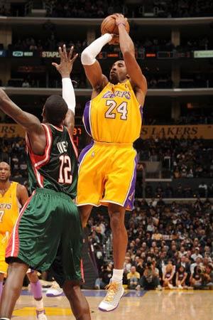 超跑加速度！马克西极限刹车+启动 甩开防守人舔篮命中（超跑般爆发！马克西急停急起甩防，轻巧上篮得手）