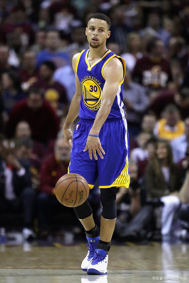 拜仁积极追求梅努，欲将其打造成欧冠核心，但曼联与意甲球队争夺，形势激烈。（拜仁力追梅努，欲塑欧冠核心，曼联与多支意甲球队竞逐，争夺白热化）