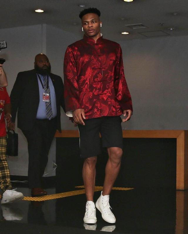 国脚关键进球助球队晋级淘汰赛（国脚关键破门，球队闯入淘汰赛）