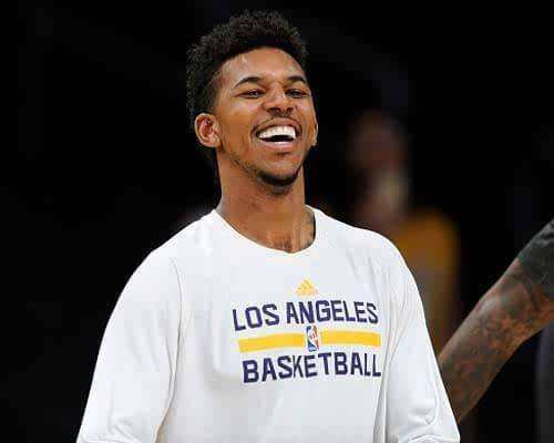 雷迪克：里夫斯今天将重回首发阵容，并且没有出场时间限制（雷迪克表示里夫斯今日重返首发，出场时间无限制）